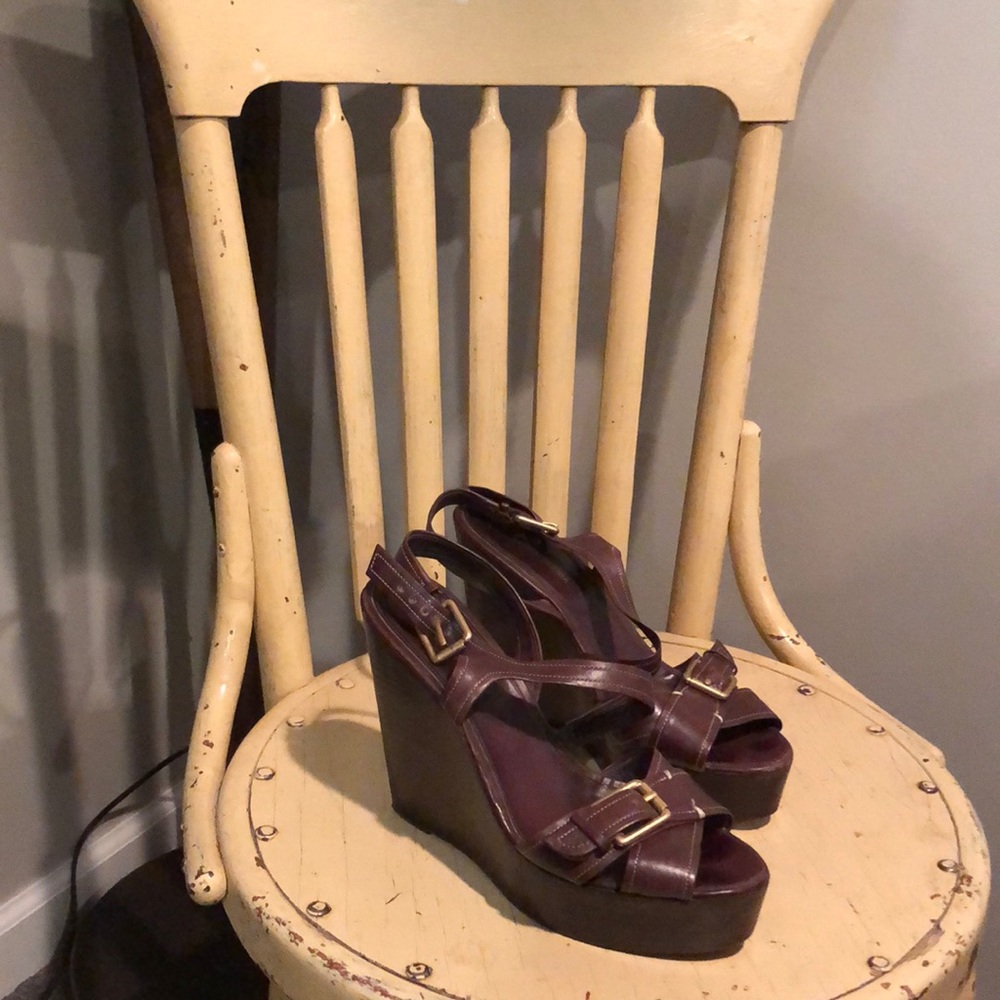 BCBGMAXAZRIA 5”wooden heel wedge w/ leather straps